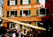 Narrenbaumstellen auf dem Marktplatz